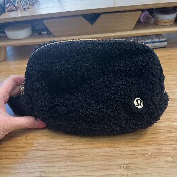 Lululemon Everywhere FLEECE Sherpa Belt Bag in Black/Gold - Picture 1 of 6